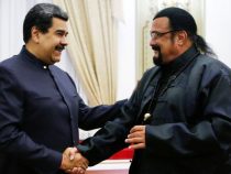 Maduro maniobra una espada samurái que le regala el actor Steven Seagal