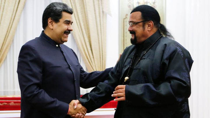 Maduro maniobra una espada samurái que le regala el actor Steven Seagal