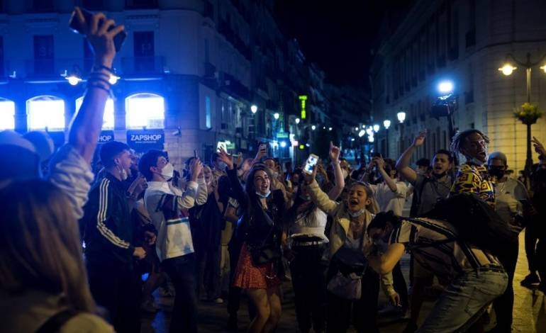 Covid: españoles salen a las calles a festejar el fin del estado de alarma