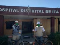 Adulto mayor pedaleó hasta el hospital para recibir la dosis anticovid