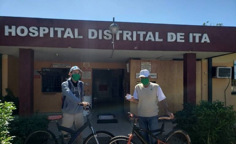 Adulto mayor pedaleó hasta el hospital para recibir la dosis anticovid