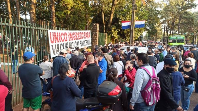 Desorganización en CDE durante vacunación contra el COVID-19