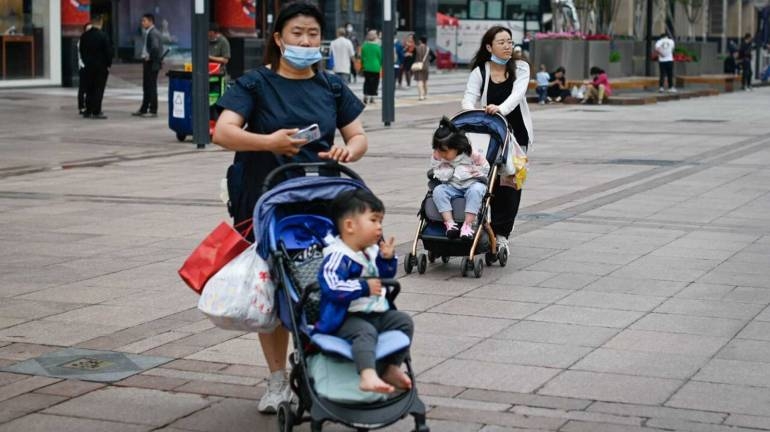 China autoriza tener hasta tres hijos por pareja