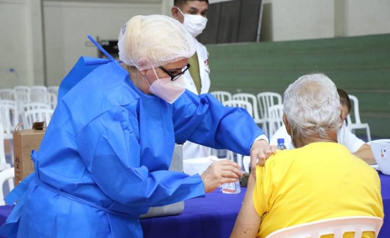 Unos 15.000 adultos mayores de 70 años quedarían sin vacunas esta semana