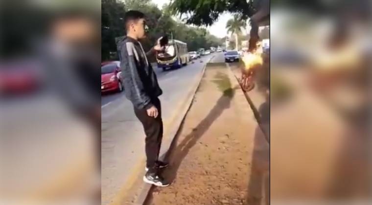 VIDEO | Molesto tras recibir multa de la Caminera, decidió prenderle fuego a su moto