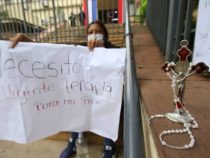 Enfermera encadenada frente a Salud suplica una cama de UTI para su papá