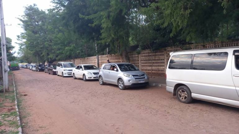 Larga fila en el Cerro Ñemby para vacunación contra el Covid-19