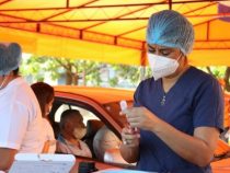 Piden dar un día libre para llevar a padres a vacunarse