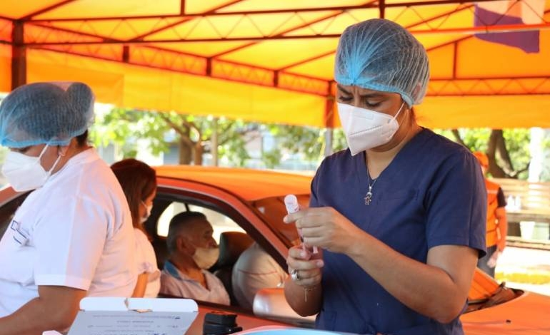 Piden dar un día libre para llevar a padres a vacunarse