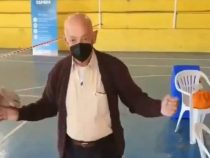 La alegría de vivir: abuelo celebra vacunación con pasos de baile