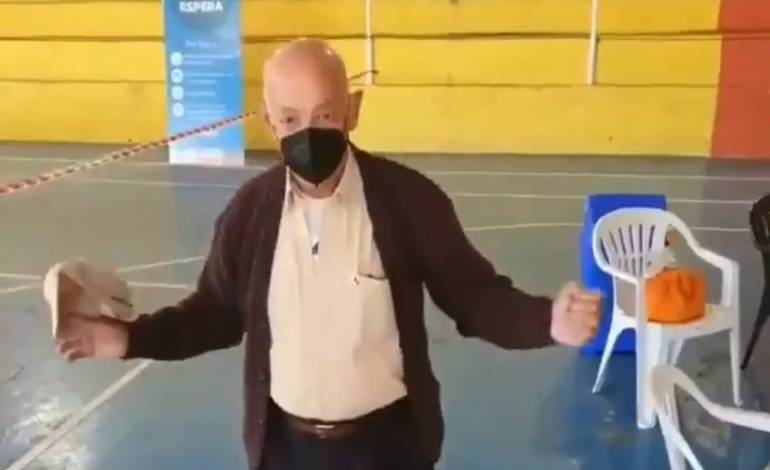 La alegría de vivir: abuelo celebra vacunación con pasos de baile