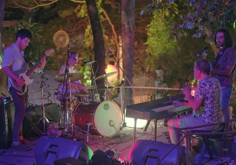 Concierto en homenaje a las madres, en la feria de la Plaza Italia