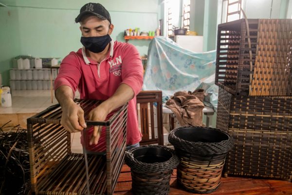 Aprendió a fabricar muebles de fibra en el penal y consiguió trabajo en una empresa