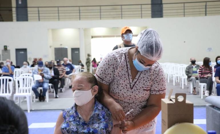 Ante baja asistencia a vacunatorios, Salud podría bajar rango de edad la próxima semana