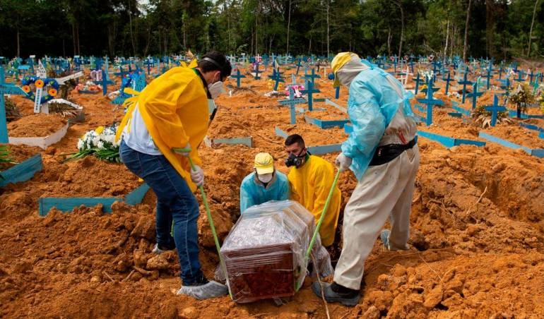 Brasil sobrepasa los 450.000 muertos por COVID-19