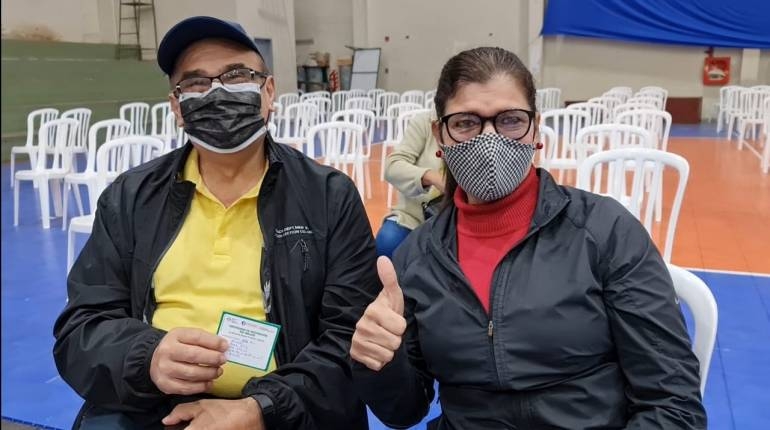 Adultos mayores, felices tras recibir las dosis: „Hay que aprovechar las vacunas“