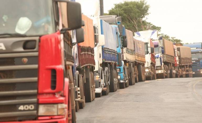 Camioneros levantan el paro tras acuerdo con el Gobierno