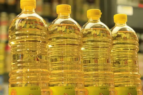 Allanan locales en el Abasto Norte ante denuncia de venta de „aceite recargado“