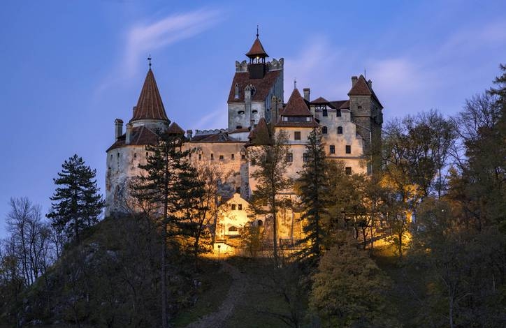 Vacunas gratis contra la covid en el castillo del conde Drácula