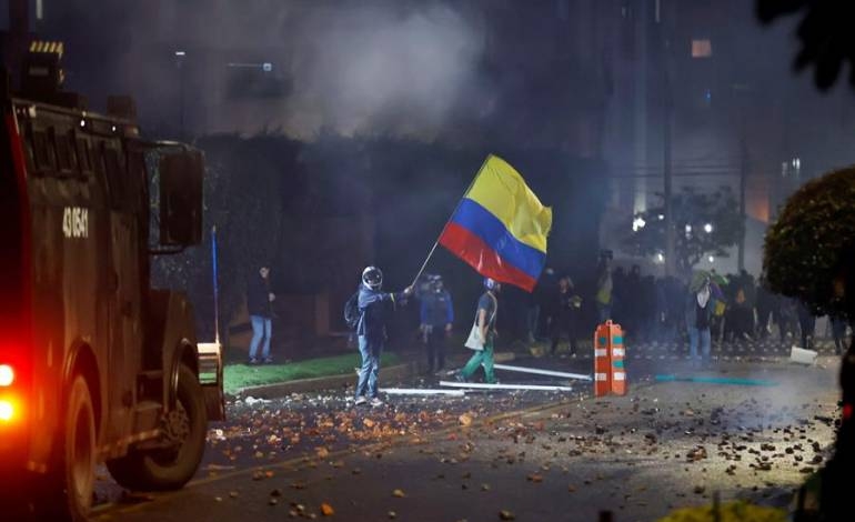 Al menos 91 heridos deja noche de ataques a la Policía en Bogotá