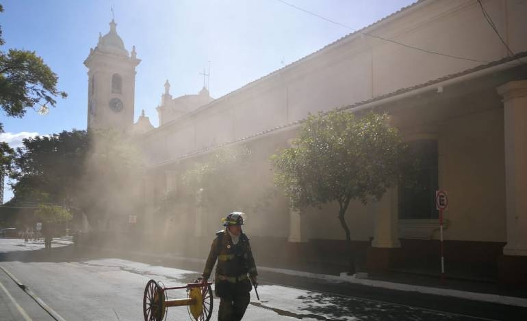 Susto tras principio de incendio en la Catedral de Asunción: bomberos controlaron el fuego