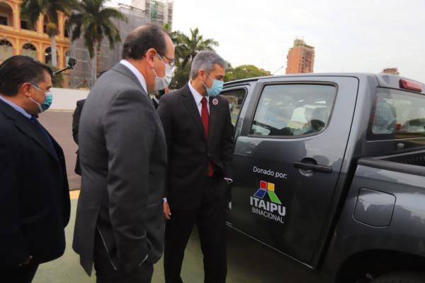 Entrega de camionetas a Salud: “No tenemos ni guantes”, dice jefa de UTI del Nacional