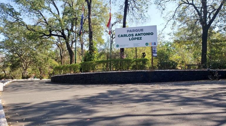 Hombre con aparentes trastornos mentales atacó a jóvenes en el parque Carlos A. López