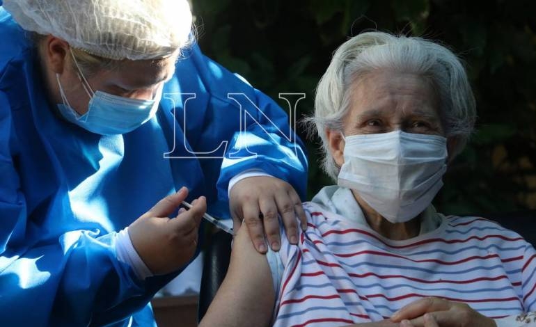 Este lunes empezarán a vacunar contra el COVID-19 a adultos mayores de 70 años en adelante