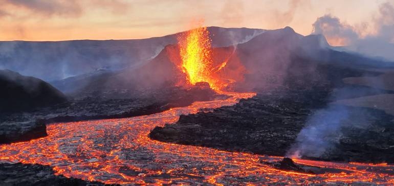 Erupción volcánica se convierte en enormes géiseres de lava en Islandia