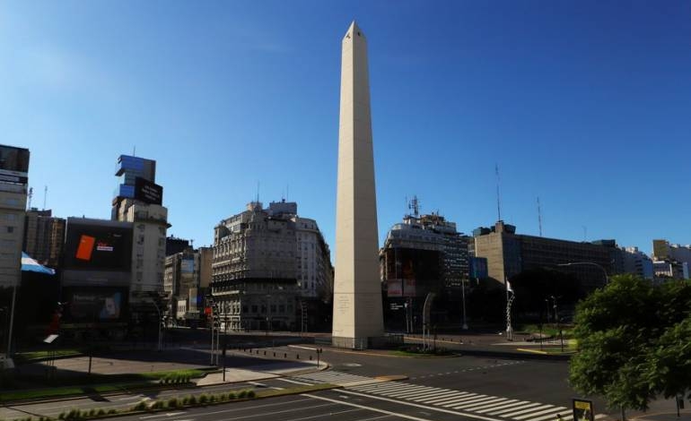 Paraguay agoniza sin vacunas ni camas: Argentina está mejor y va a confinamiento