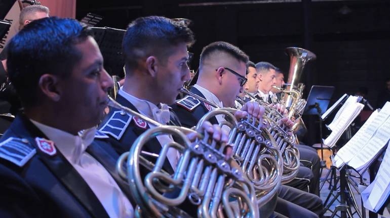 Homenaje de la Jazz Band de la Policía Nacional a la patria y las madres