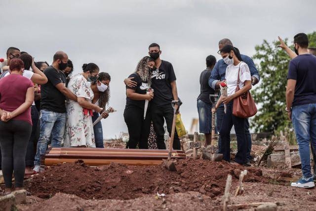 Brasil registra más de 2.000 muertes por covid por cuarto día consecutivo