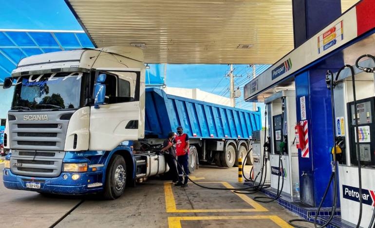 Rigen nuevos precios del combustible en servicentros de Petropar