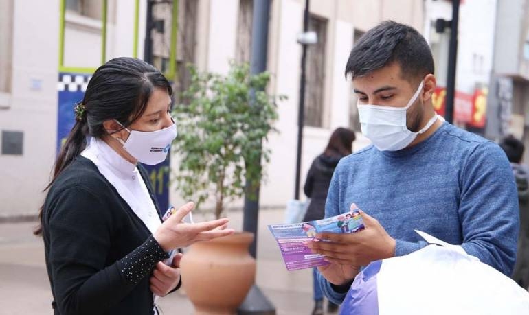 Uso de tapabocas y distancia deben mantenerse al hablar con otras personas, incluso al aire libre