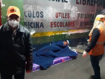 Reparten frazadas y colchones en fría noche