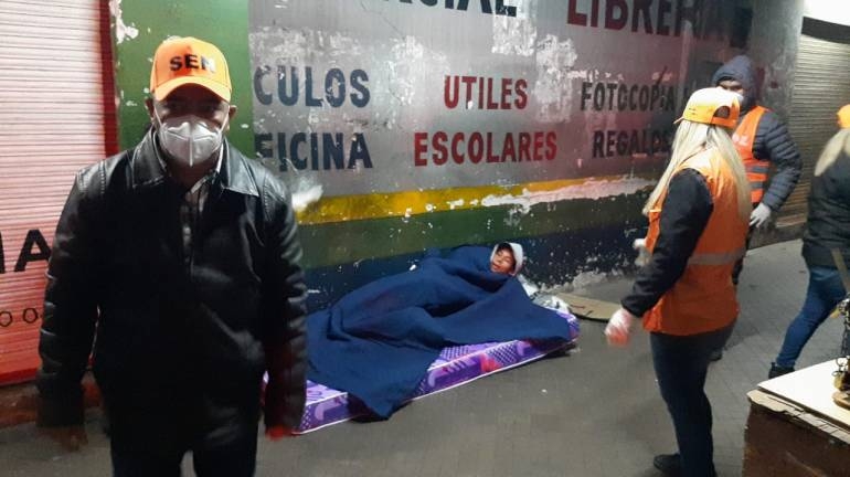 Reparten frazadas y colchones en fría noche