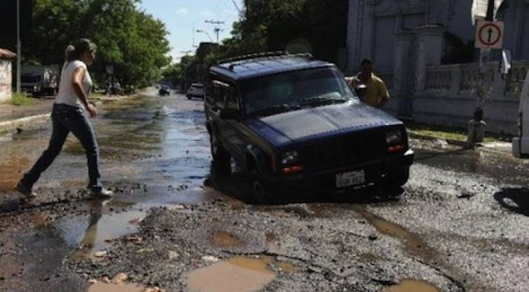 Piden que Essap se haga cargo de caños rotos que ocasionan baches