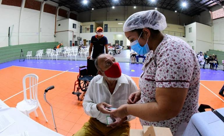 Quedan 26.000 dosis contra el COVID-19 y Salud suspende la vacunación en varias zonas