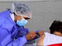 Vacunan contra el Covid a mayores de 65 con terminaciones de cédula 2 a 5