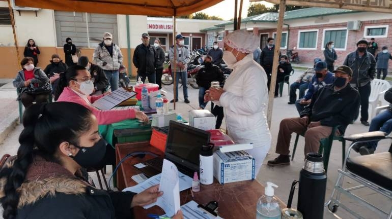 En segunda semana de junio habilitarían vacunación a mayores de 60