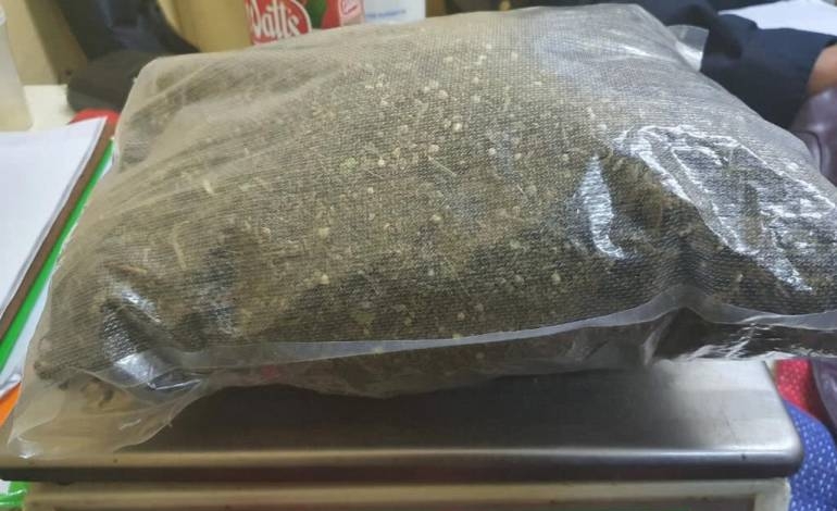 Arrojan bolsa de marihuana al penal Esperanza