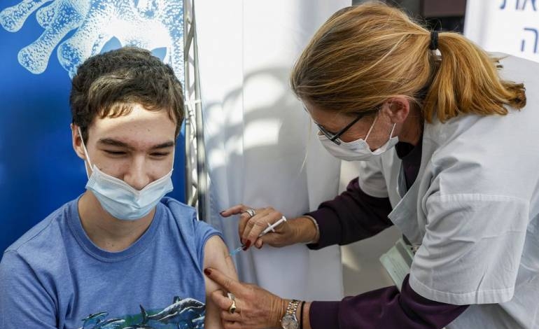 Israel aprueba vacunar a adolescentes de entre 12 y 15 años