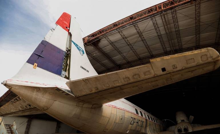 Amantes de la aviación recuperan avión abandonado por décadas en Paraguay