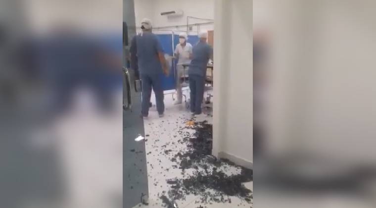VIDEO | Familiar de un paciente fallecido rompió puerta de blindex en el Hospital de Villa Elisa