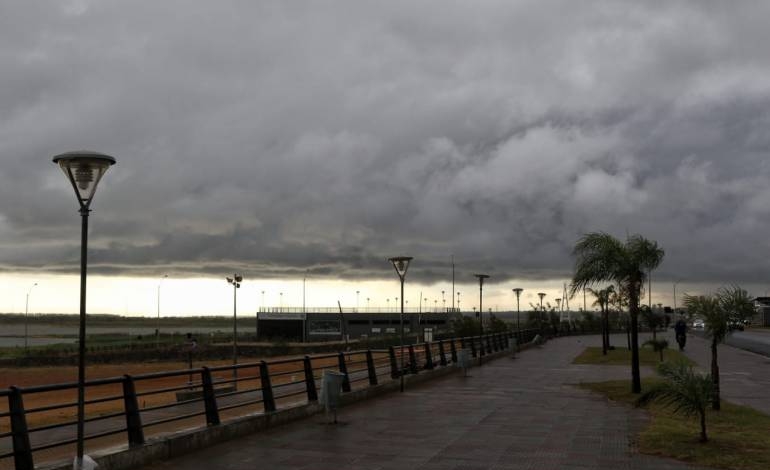 Tiempo cálido con lluvias dispersas y tormentas