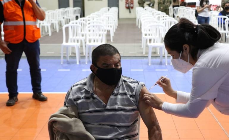 Adultos de 60 con terminaciones de cédula 2 y 3 se vacunan hoy