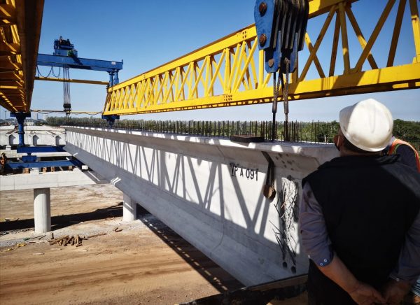 Iniciaron lanzamiento de vigas pretensadas en el viaducto de acceso al Puente Héroes del Chaco