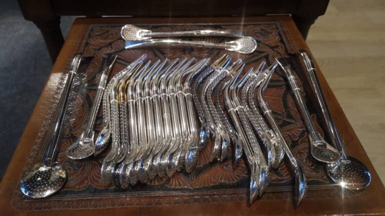 Local regala bombillas de alpaca a los vacunados contra el Covid-19