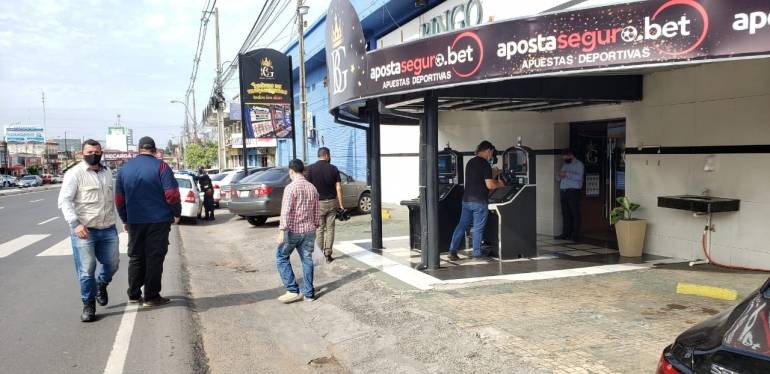 Reportan incidentes durante intervención judicial en casa de juegos de azar
