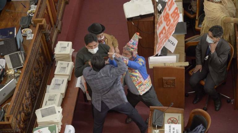 Insultos y golpes en interpelación a un ministro en el Parlamento boliviano